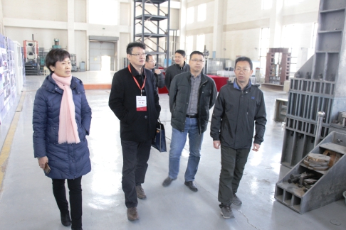 院长王岚教授陪同孙明贵教授走访结构实验室